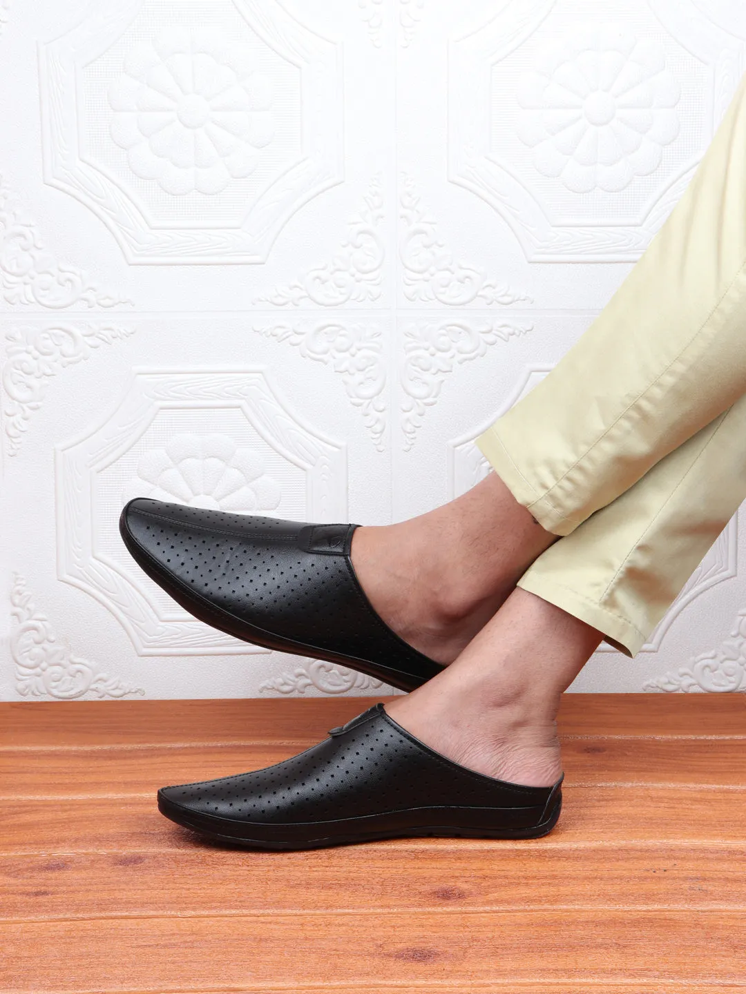 Men Black Ethnic Slip-On Juttis